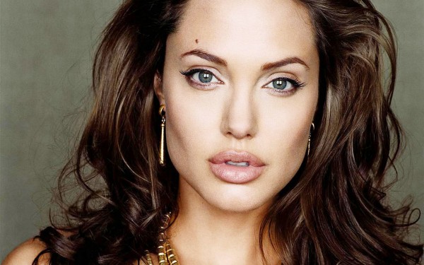 Портрет Анджелины Джоли без груди продадут на аукционе